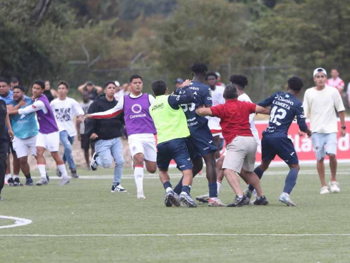Los jugadores de Motagua y Olimpia se metieron en el lamentable zafarrancho.
