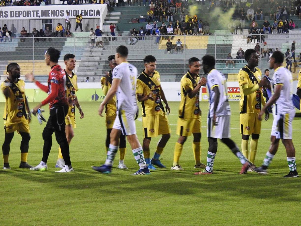 Los jugadores del Génesis y Juticalpa FC se saludan antes del partido que terminó ganando el equipo de Comayagua por 3-0.