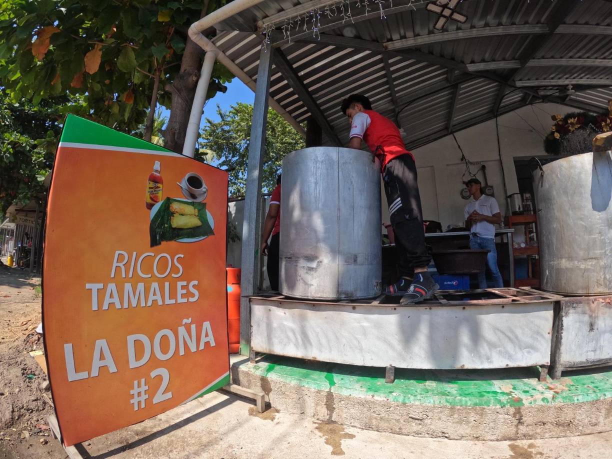 Tamales La Doña es uno de los locales que goza con mayor aceptación de los clientes. El negocio subsiste hace más de dos décadas y para esta época llegan a vender más de 10,000 tamales. Rubí Cardona, encargada del lugar, dijo que los platillos preparados por ellos no solo se caracterizan por el sabor que le agregan, sino por el empeño y esfuerzo con el que trabajan.