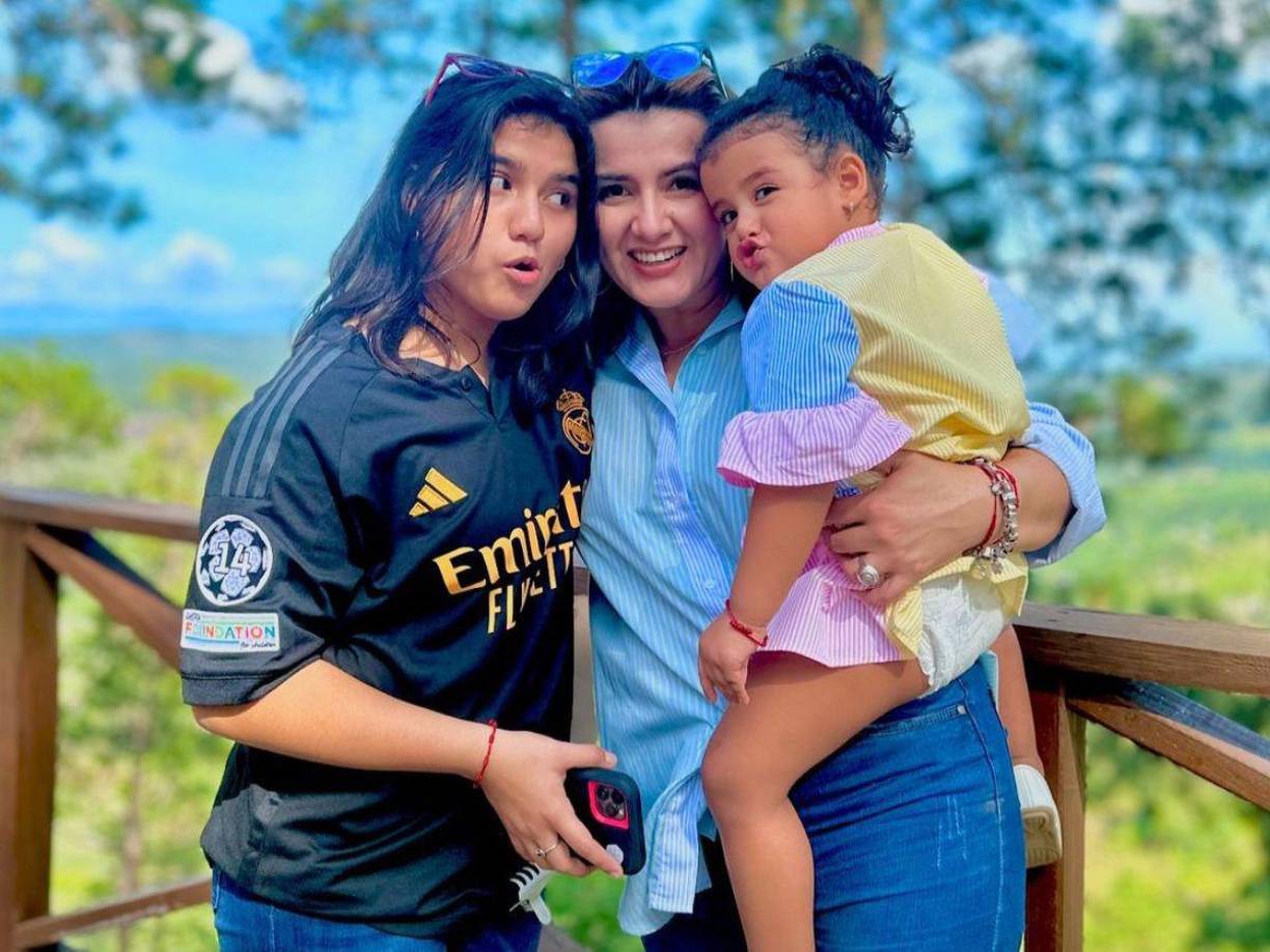 Cesia Mejía explicó que cuando los asaltantes cargaron el arma, ella solo pensó en el rostro de sus hijas María José y María Fernanda, lo que alteró su nerviosismo. 