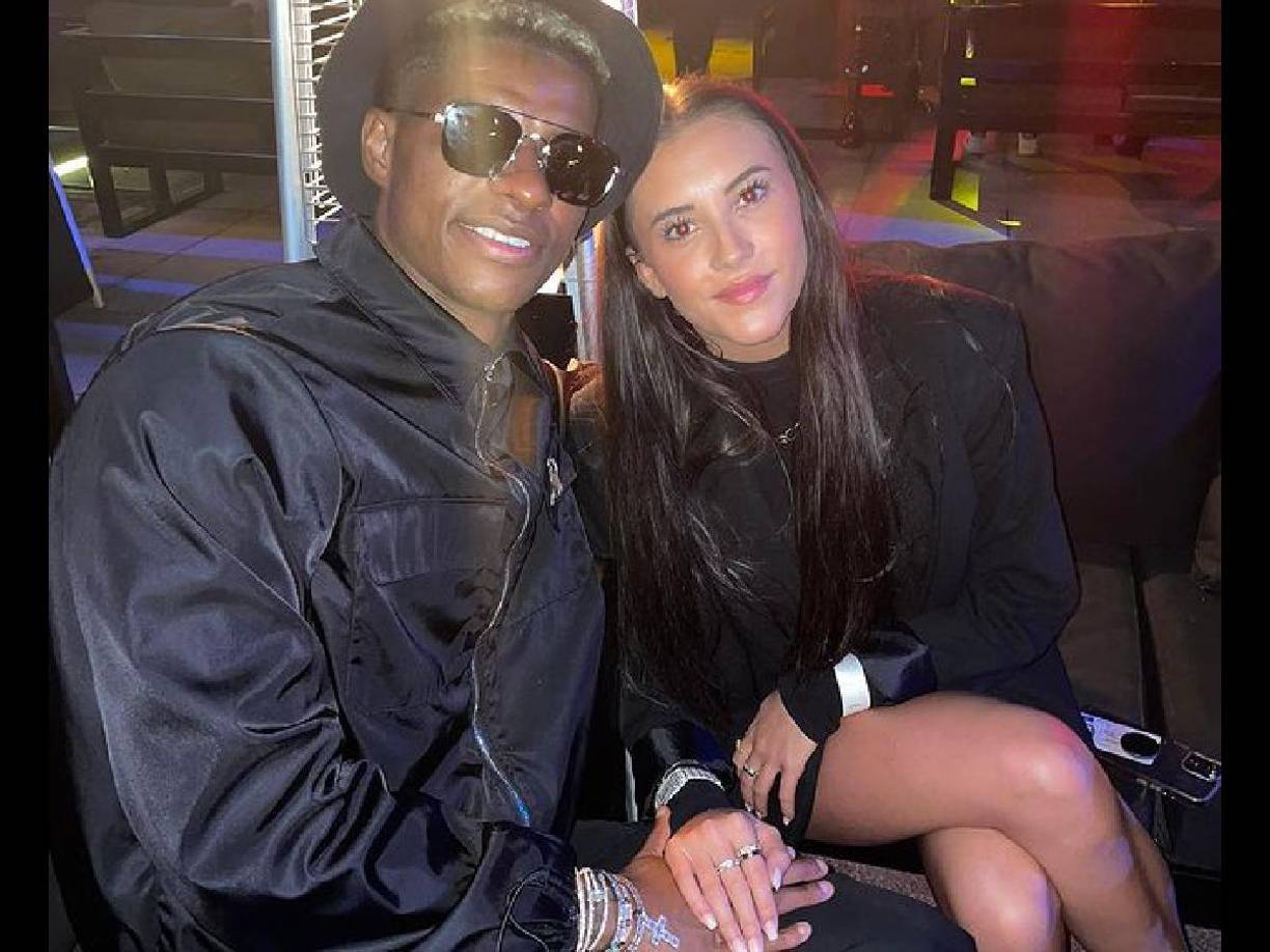 “Estaba disfrutando de un descanso en Miami cuando las fuentes confirmaron que había roto con su prometida”, menciona The Sun.