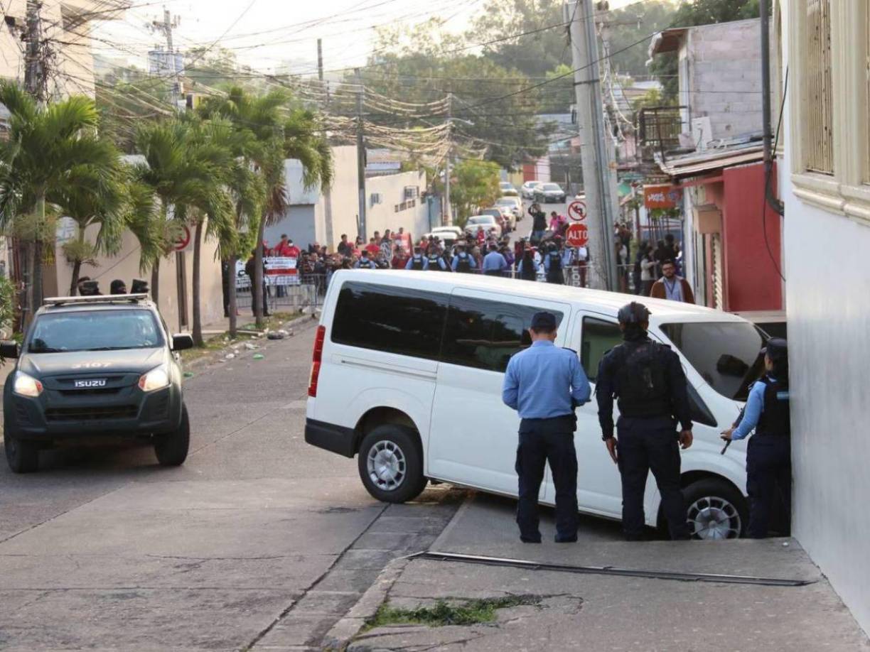 Los tres acusados fueron trasladados desde la Penitenciaría de Támara en un busito, en el que solo se conducían ellos tres.