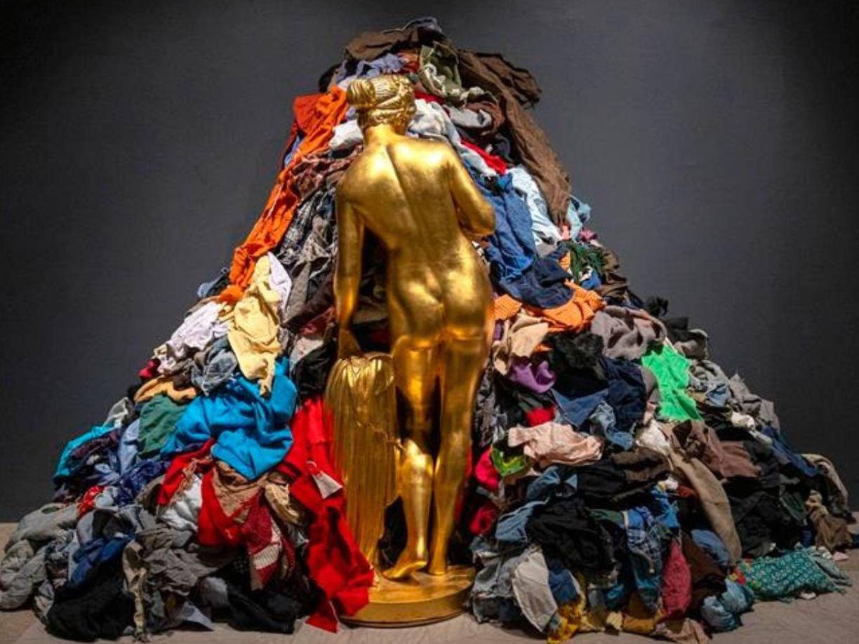 El oro protagoniza una exposición monográfica en el museo de Brooklyn, en Nueva York, donde se muestra cómo el uso de este metal precioso ha ido cambiando a lo largo de los años, pasando de ser un símbolo religioso a un reflejo del éxito, en crudo contraste con las penosas condiciones que enfrentan los mineros que lo extraen.