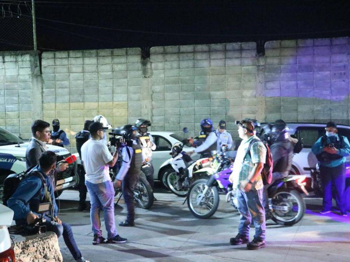 En el suelo se hallaron varios casquillos dispersos.