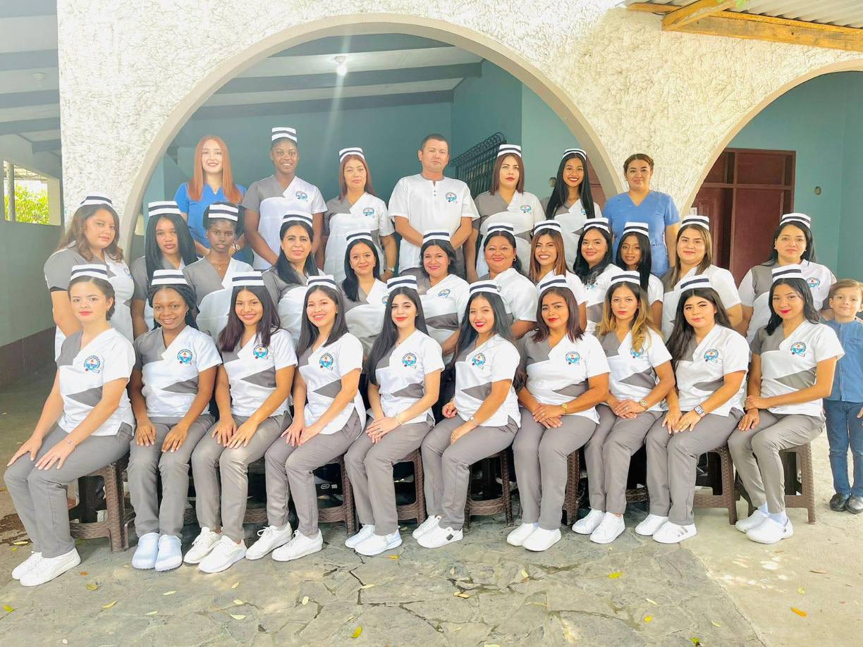 También expresó que se siente orgullosa de graduarse como enfermera auxiliar a sus 40 años este próximo sábado 16 de diciembre, aunque le preocupa que no le renueven su contrato y no poder encontrar un empleo permanente que le permita acceder al Instituto Hondureño de Seguridad Social (IHSS), de donde obtiene el medicamento para su hijo actualmente.