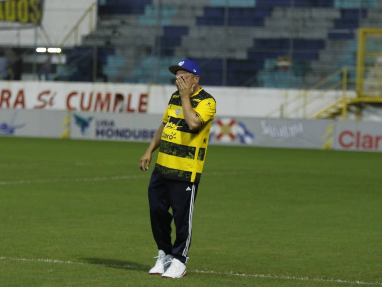 Un aficionado sorprendió al llegar al estadio Morazán desde muy temprano y no pudo evitar las lágrimas. 