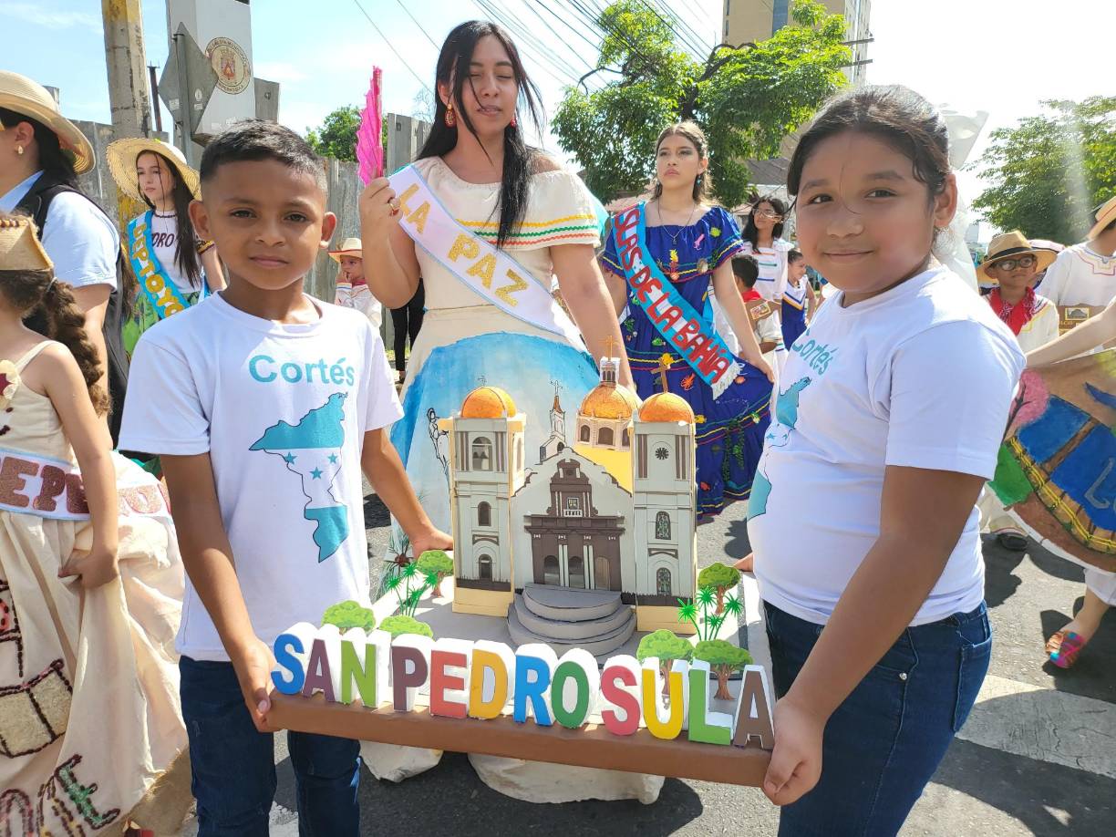 El desfile comenzó en la tercera avenida y recorrió la primera calle hasta llegar a la Plaza Las Banderas.