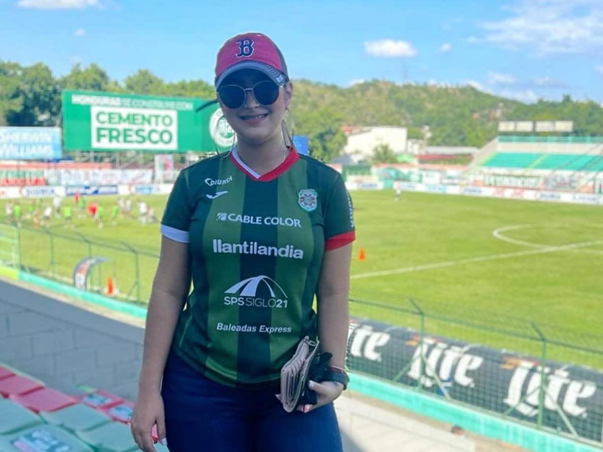 La chica siempre acude al estadio Yankel Rosenthal para ver al Marathón y apoyar a Selvin Guevara.