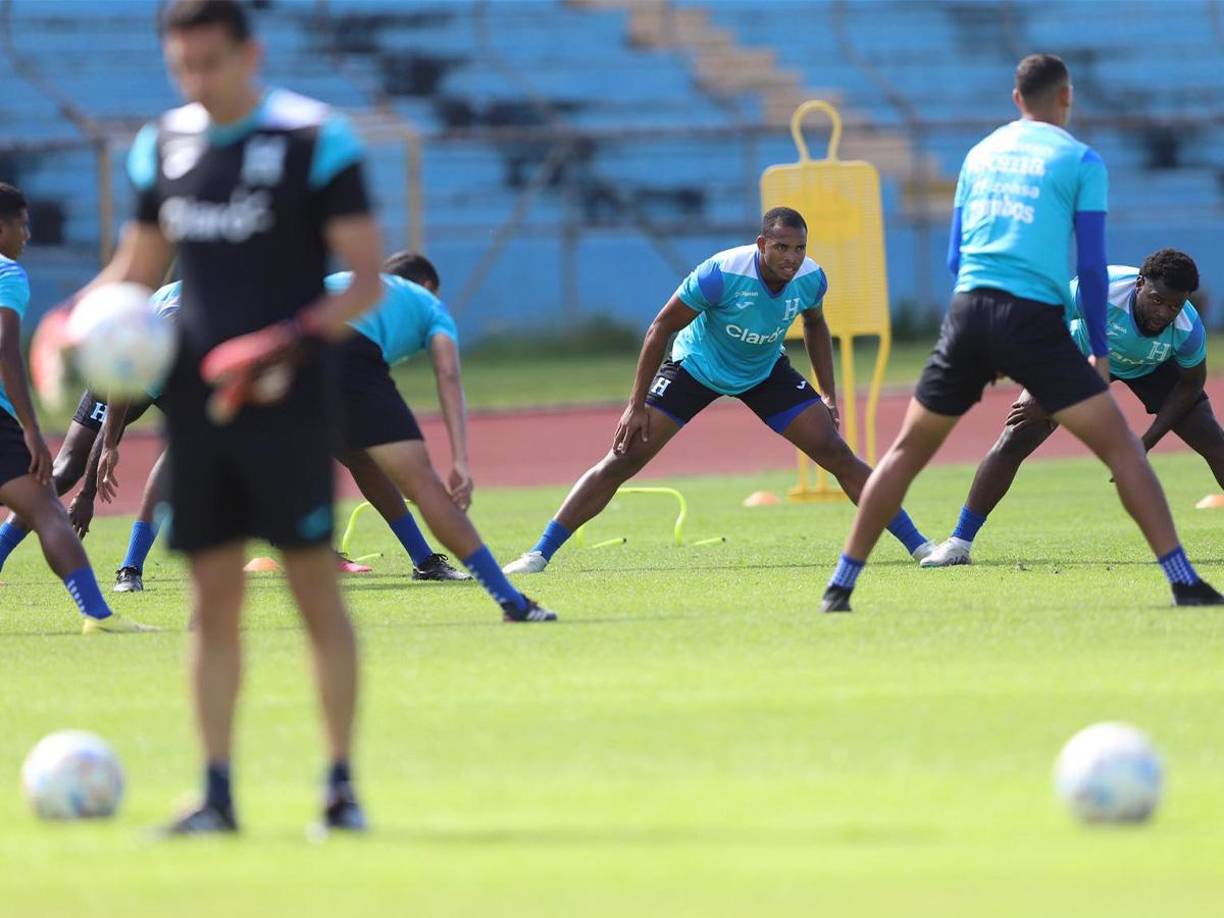 El grupo de futbolistas se muestra muy concentrados al momento de escuchar las instrucciones de Reinaldo Rueda.