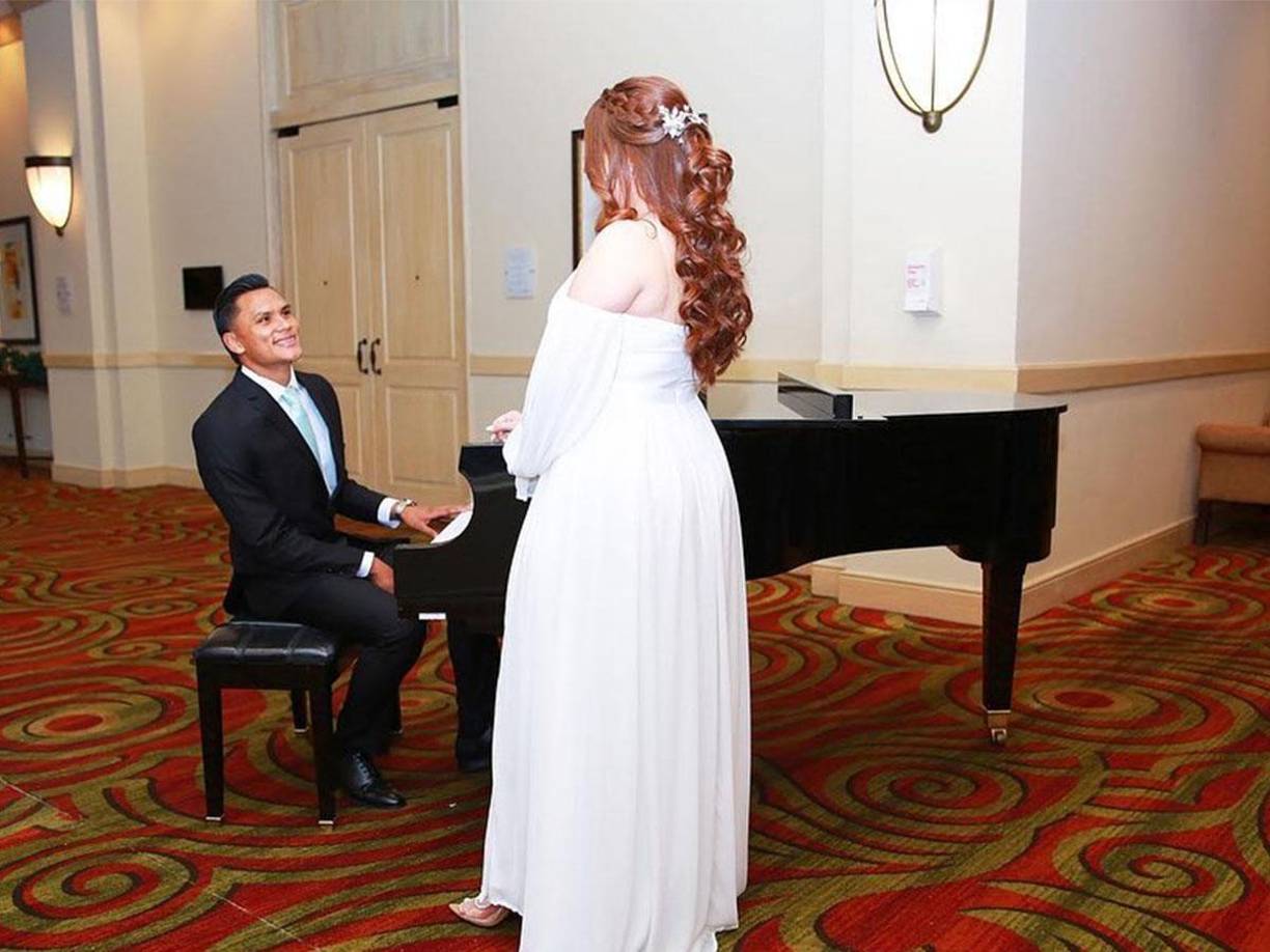 Denil Maldonado junto a su esposa Iving Bruni.