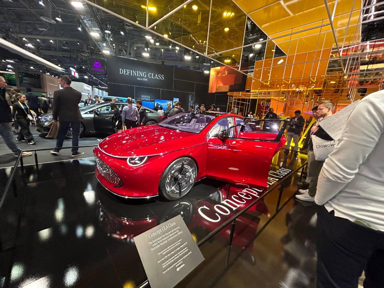 El Concept CLA-Class de Mercedes-Benz cuenta con un diseño colorido, materiales interiores sustentables y una autonomía de 466 millas con una sola carga. 