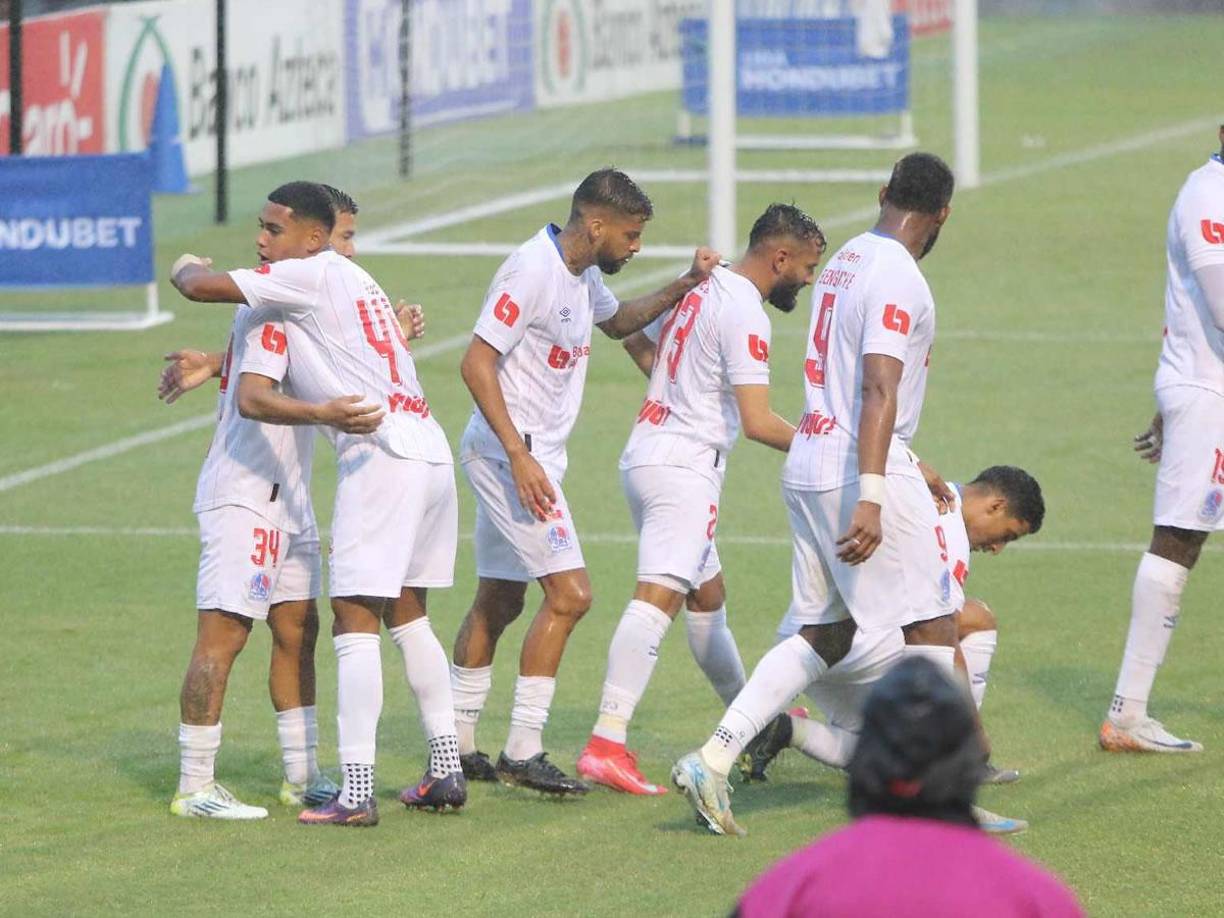 Los jugadores del Olimpia festejando el gol de Kevin López contra el Juticalpa FC.