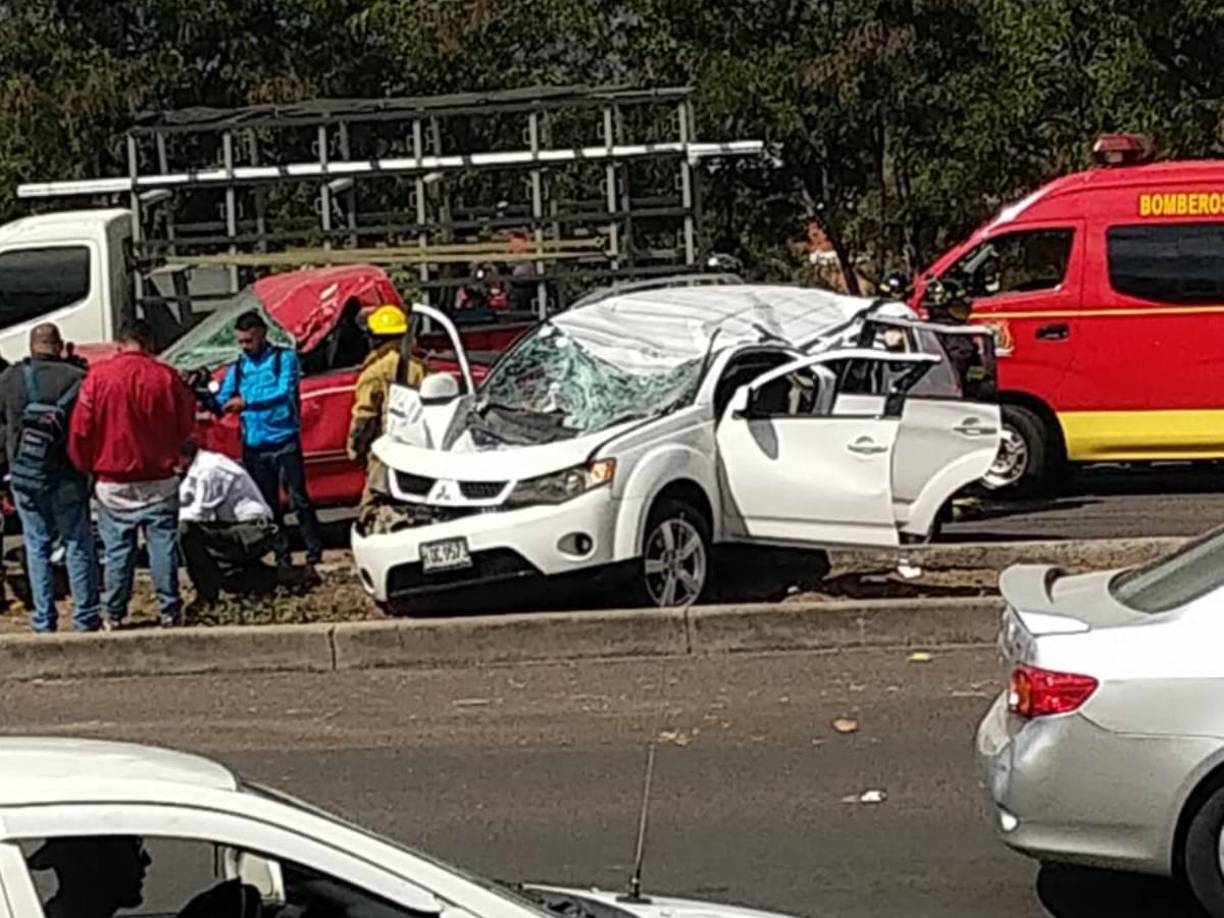 Al parecer la explosión de una llanta habría ocasionado que el automotor que iba a alta velocidad perdiera el control he impactara contra el segundo carro, pero será la investigación de la Dirección Nacional de Vialidad y Transporte quien determine la responsabilidad en lo sucedido.