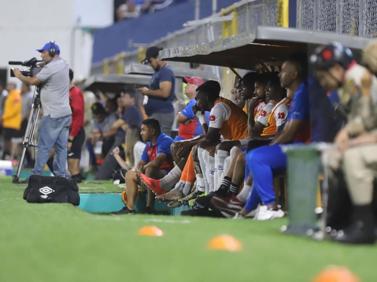 El banco de suplentes del Olimpia, pendiente del partido.