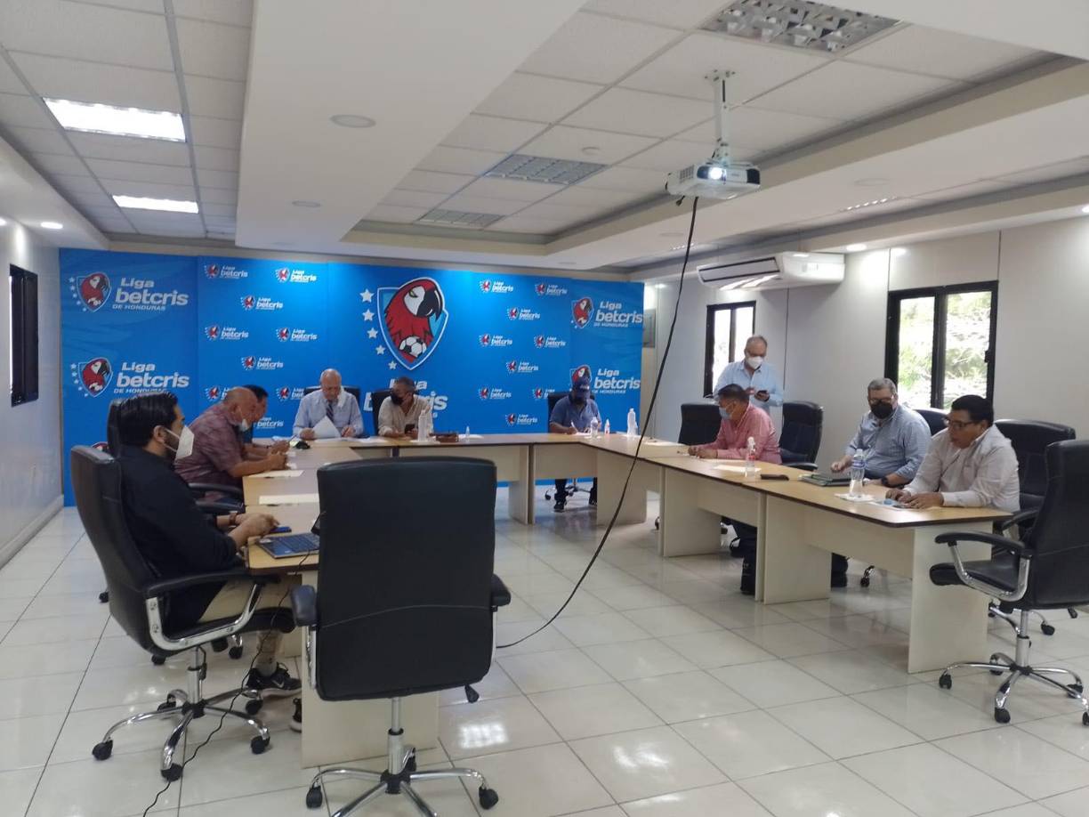 En la Liga Nacional inclusive no descartaron que sean dos los clubes invitados de la Liga de Ascenso si en un caso no se define el asunto del Platense. Para que los equipos de segunda división sean invitados deben de reunir una serie de condiciones entre las que sobresalen: Tener una plaza rentable, que la institución no tenga problemas económicos y que su estadio se encuentra en buenas condiciones. 