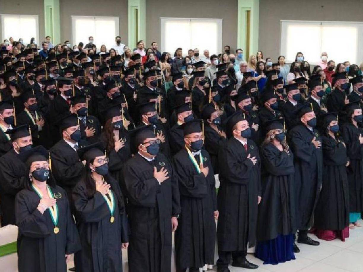 La ceremonia de graduación se llevó a cabo en San Pedro Sula en donde recibieron nuevos profesionales quienes se especializaron en postgrado, y pregrado, carreras como: Maestrías en Automatización Industrial , Dirección de Recursos Humanos, Dirección Comercial y Mercadeo, Dirección Empresarial y Comercio Internacional, Dirección Financiera, Licenciaturas en Ingeniería Financiera, Derecho, Mercadotecnia, Gerencia de Negocios, Contaduría Financiera.