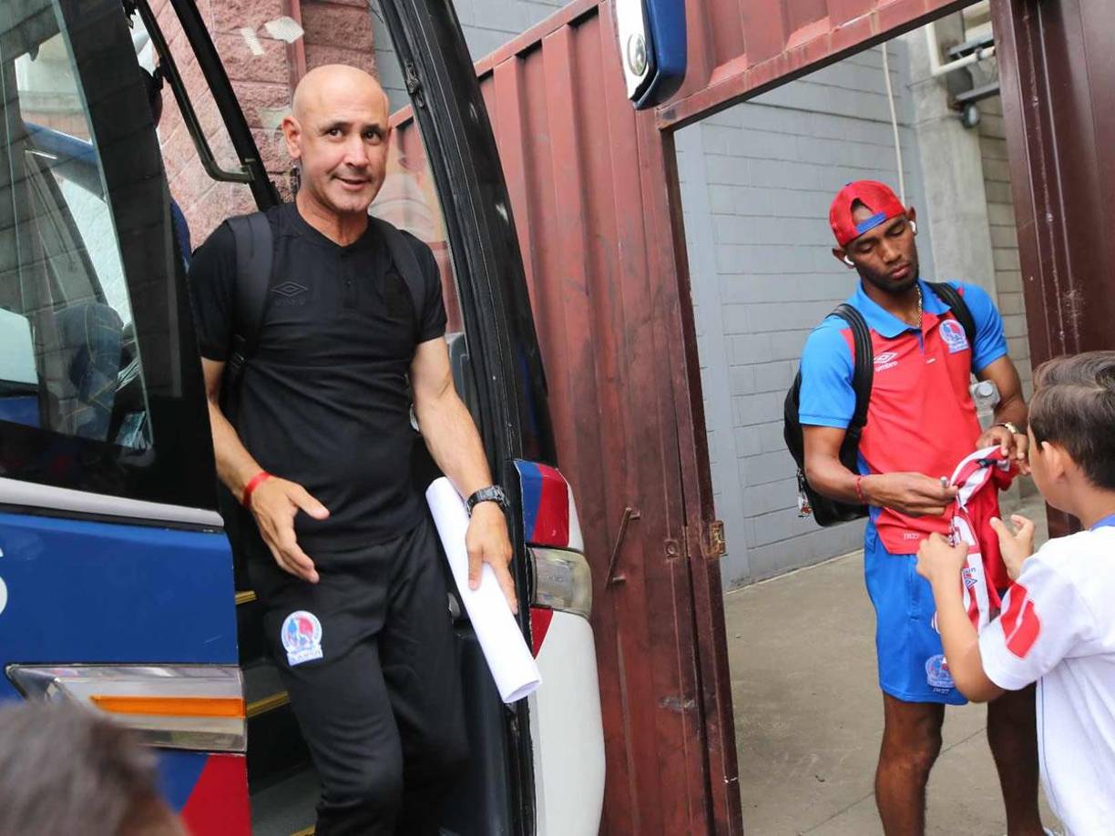 La llegada de Eduardo Espinel al estadio Emilio Williams de Choluteca para su debut con Olimpia ante la UPN.