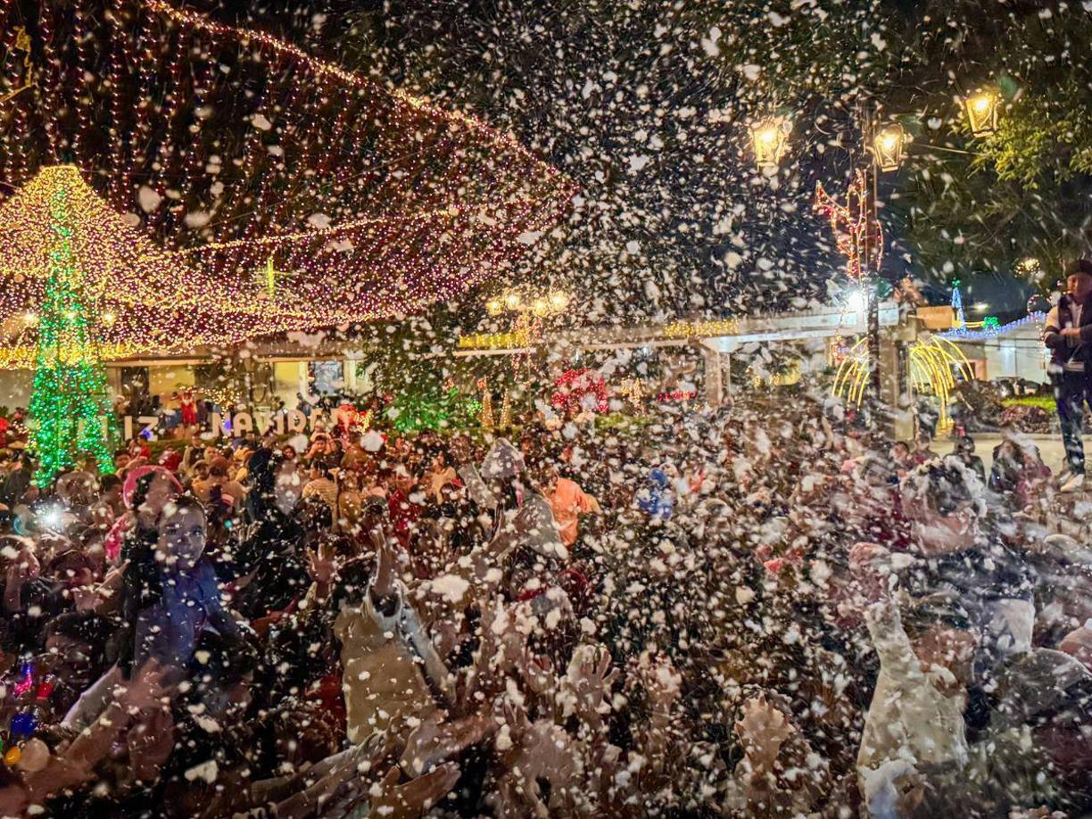La Plaza Centroamérica en Copán Ruinas se llenó de magia y alegría anoche con la inauguración oficial de Iluminando Copán 2024, un evento que marcó el inicio de la temporada navideña en este pintoresco municipio. 