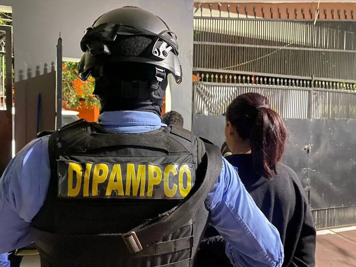 Según las autoridades, la mujer es miembro de la banda M-1 desde hace aproximadamente 1 año, siendo una de las responsables de coordinar el cobro de la extorsión mediante amenazas a muerte a transportistas y comerciantes del sector este de SPS.