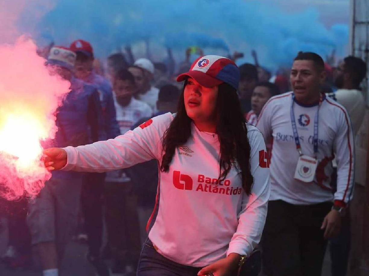 Las bellas chicas de Olimpia también figuraron en el Estadio Nacional Chelato Uclés.