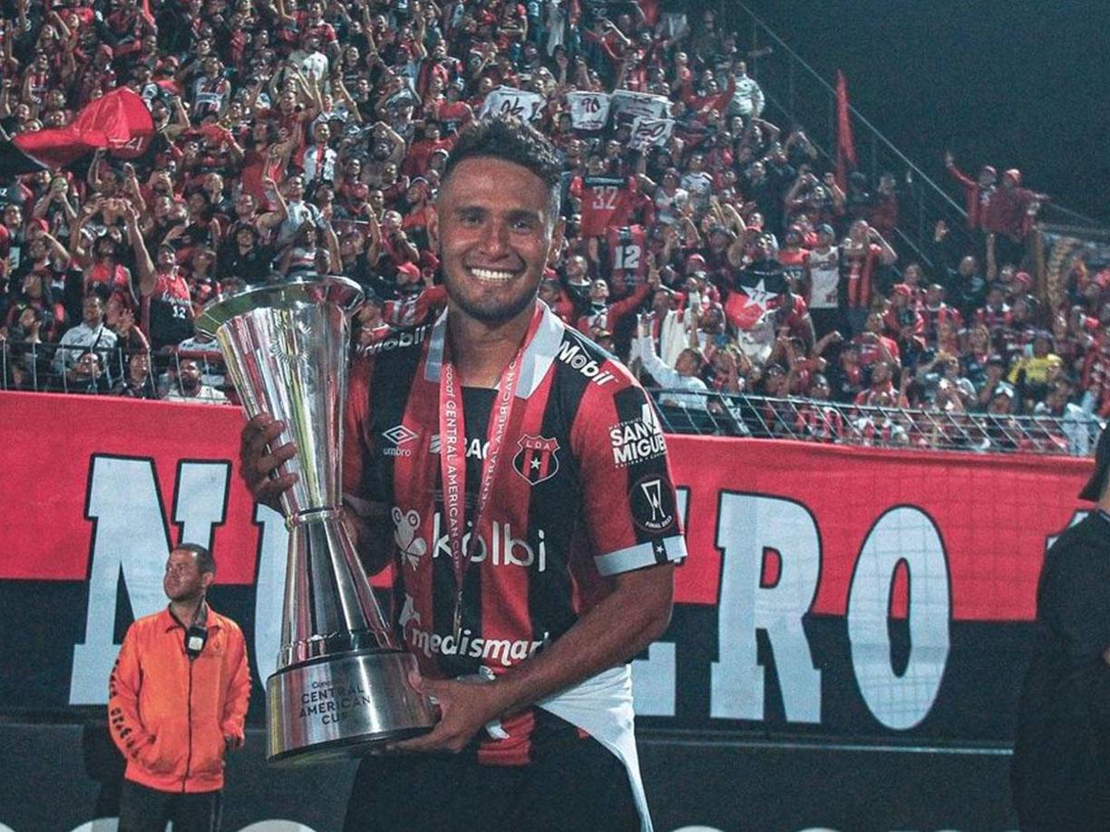 La salida de Alex López del Alajuelense se da tras haber conquistado la Copa Centroamericana de Concacaf. El legionario desea asumir nuevos retos por lo que consideró apto salir para así cambiar de equipo. Se conoció que recibió una oferta seductora procedente de Asia.