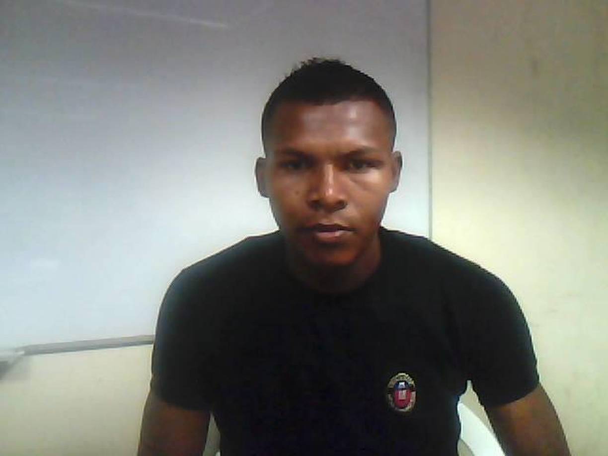 En una imagen, que por respeto a su familia no puede ser publicada, se observa el cuerpo de Bucle en el asiento de copilo con múltiples perforaciones en su cuerpo y el de Rivas a un paso de la patrulla.