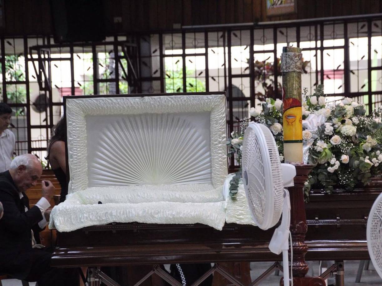 Con mucha tristeza y llanto, familiares y amistades le dieron el último adiós a Vicente Daniel Viera, exleyenda del Club Olimpia Deportivo.