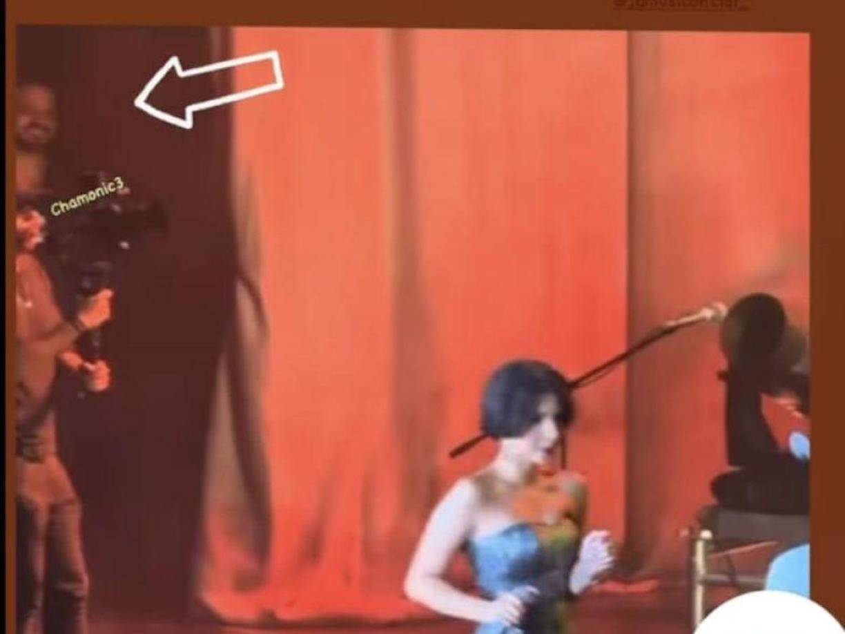 En internet circula un clip que captó la reacción del padre de Nodal, Jaime González, quien estaba tras bambalinas en el Auditorio Nacional la noche de ayer, cuando la pareja demostró su amor. De acuerdo con las imágenes, el papá de Christian aparece sonriente viendo a lo lejos a la pareja cantar en el escenario.