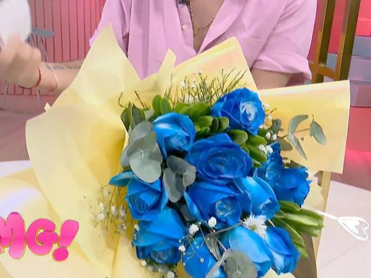 Fue en plena transmisión en vivo que el presentador de televisión fue sorprendido con un hermoso ramo de rosas de color azul con una tarjetita que contenía un mensaje para Jaime Portillo. 