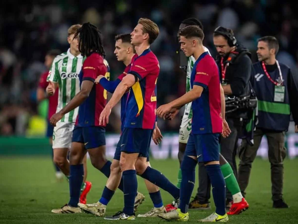 Frenkie de Jong es el más señalado por los barcelonistas tras el penal que cometió. Mucha amargura en el Barcelona por el empate ante el Betis.