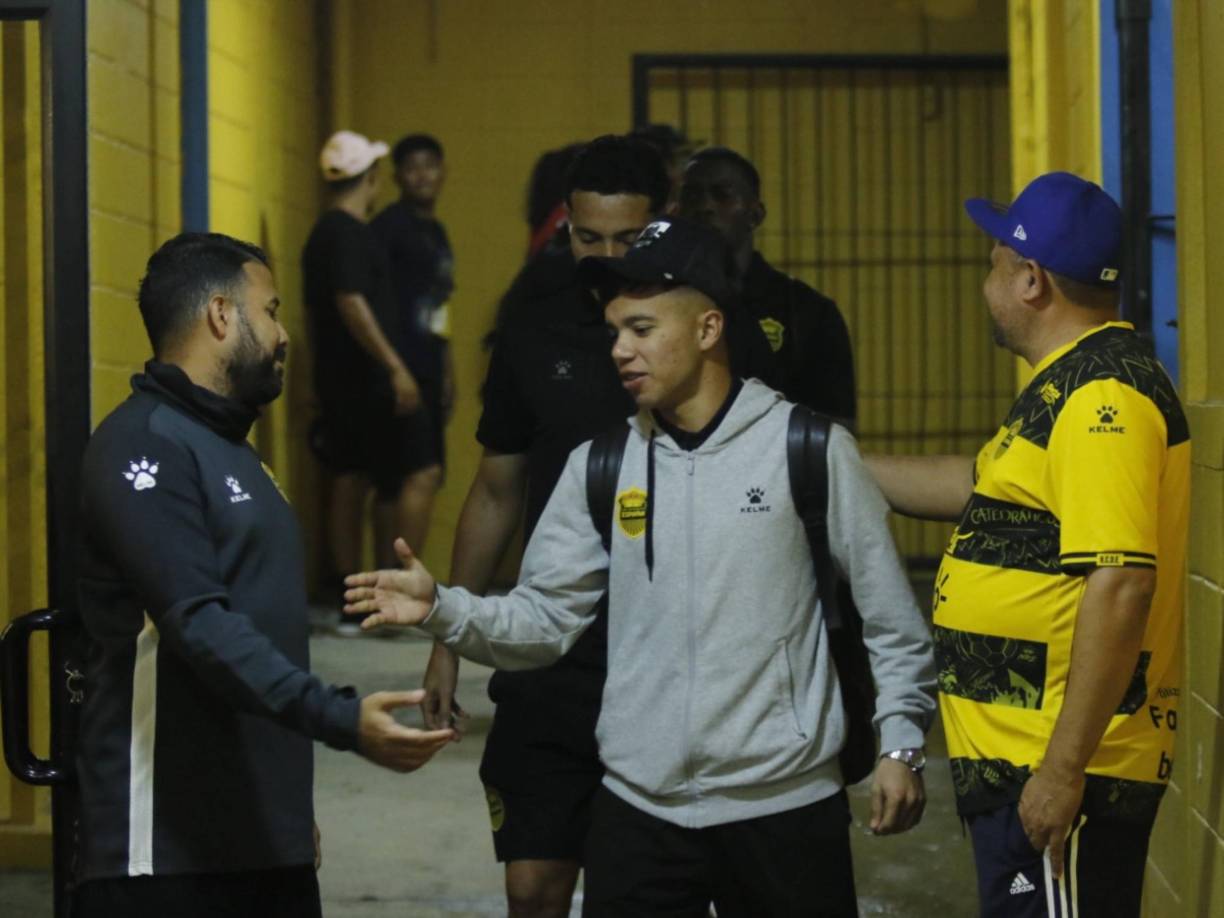 Don Wilson saludando a los jugadores de su amado Real España. 