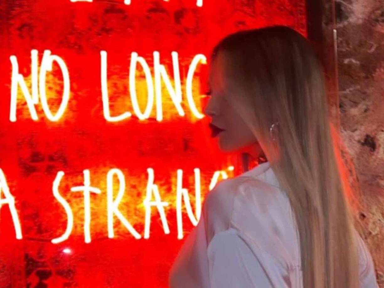 La bella italiana compartió un video en el que Rigo le envía un corazón con las manos desde el campo. La pareja presume su amor en las redes sociales.