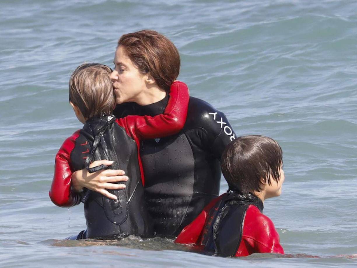 El pasado fin de semana, Shakira viajó a las playas de Cantabria junto a sus hijos para pasar una agradable tarde haciendo una de las actividades que más disfruta: surfear.