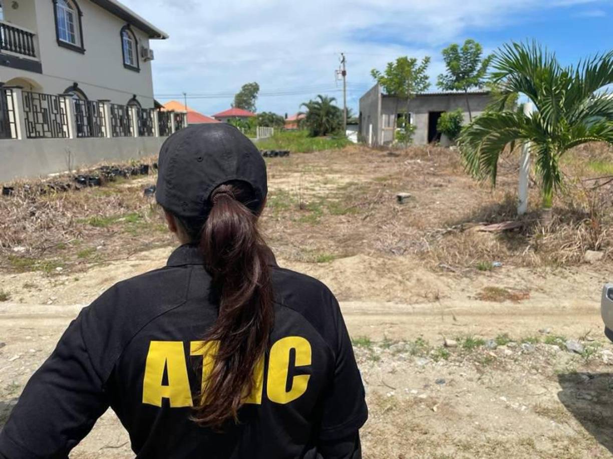 Supuestamente, escondían toda la mercancía en sitios controlados por la organización criminal en La Mosquitia hondureña y posteriormente la trasladaban, poco a poco, hacia departamentos como Atlántida y Cortés, donde se le decomisaron varias propiedades de lujo.