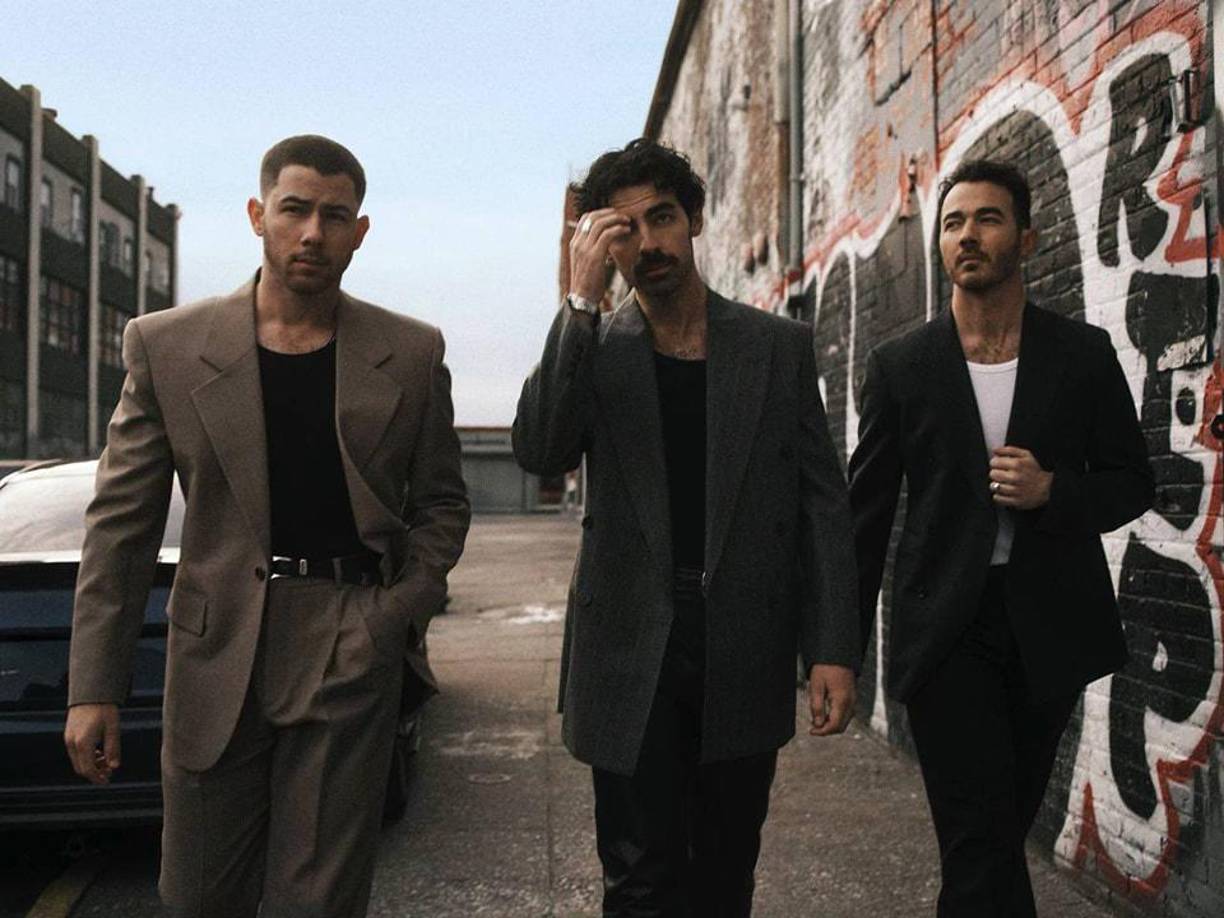 El proyecto, aún con el título provisional de<b> </b><i><b>Jonas Brothers Christmas Movie</b></i>, se estrenará en la temporada navideña de este 2025 y marca una nueva colaboración de <b>Kevin, Joe y Nick</b> con la compañía de entretenimiento que los vio nacer como artistas de Hollywood Records.