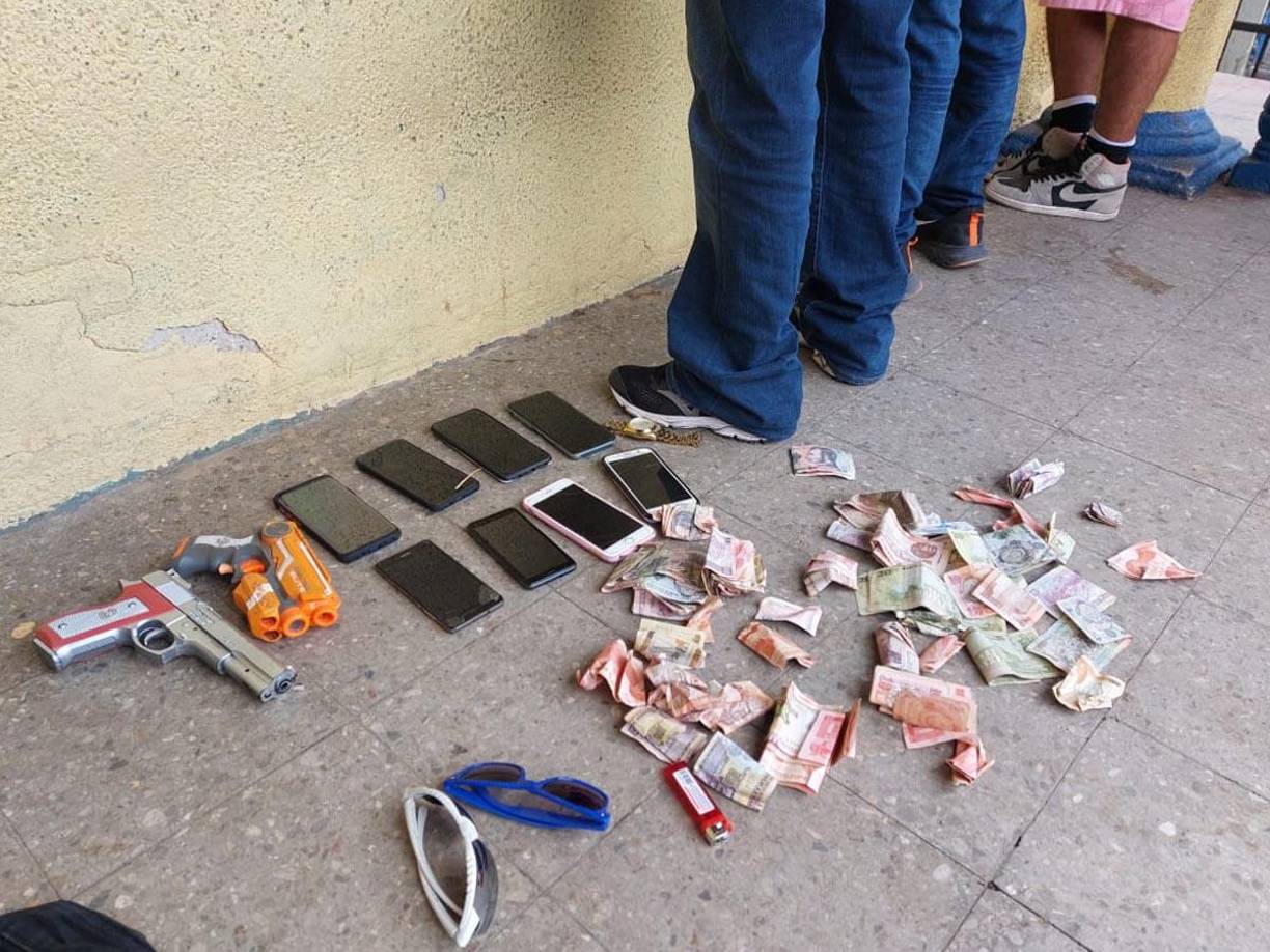  Tres supuestos asaltantes fueron capturados este lunes después de asaltar a los pasajeros de un bus del transporte público en Tegucigalpa.