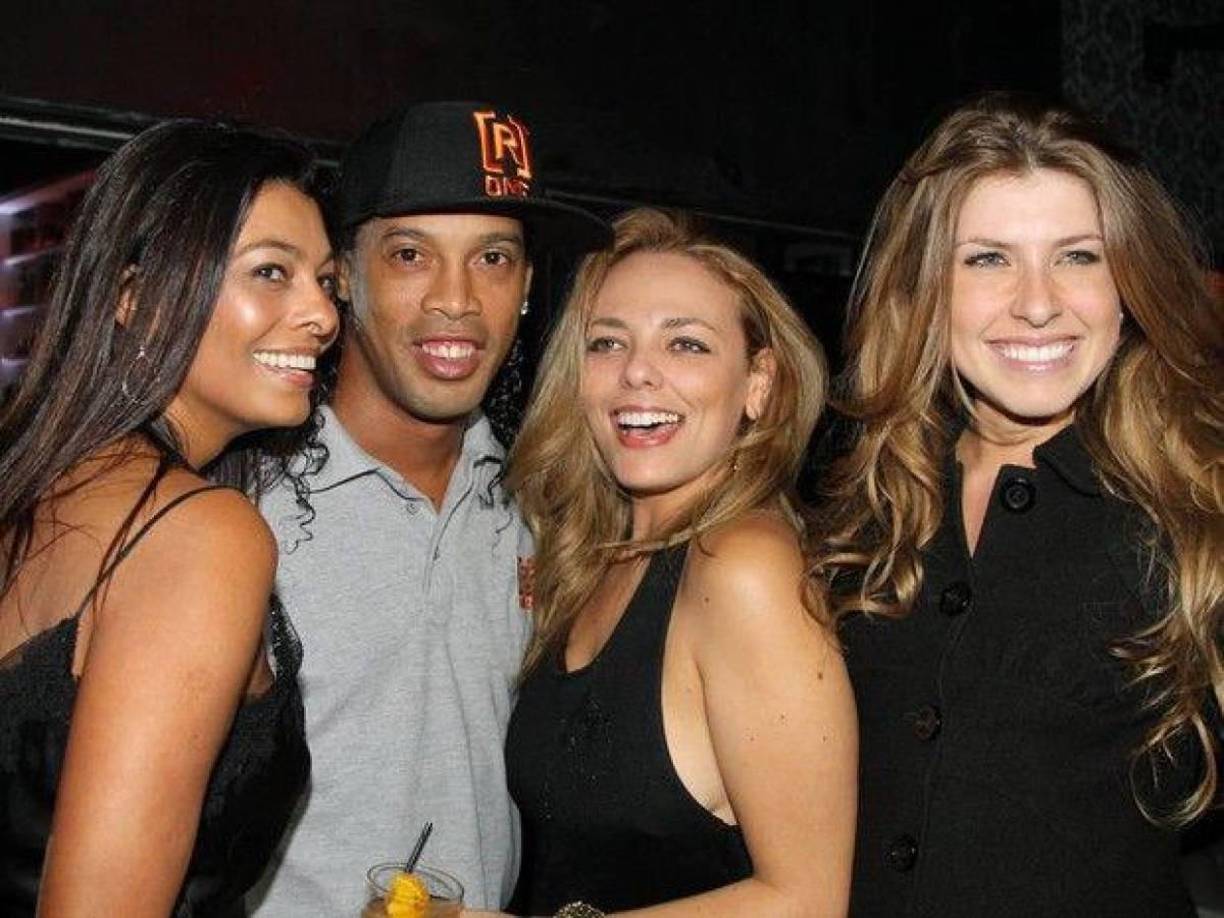 “Siempre de invitado, todo gratis, alfombras rojas, guardias, seguridad por todos lados, mujeres... Pero yo me portaba bien. Era el peor momento para estar pololeando”, confesó.