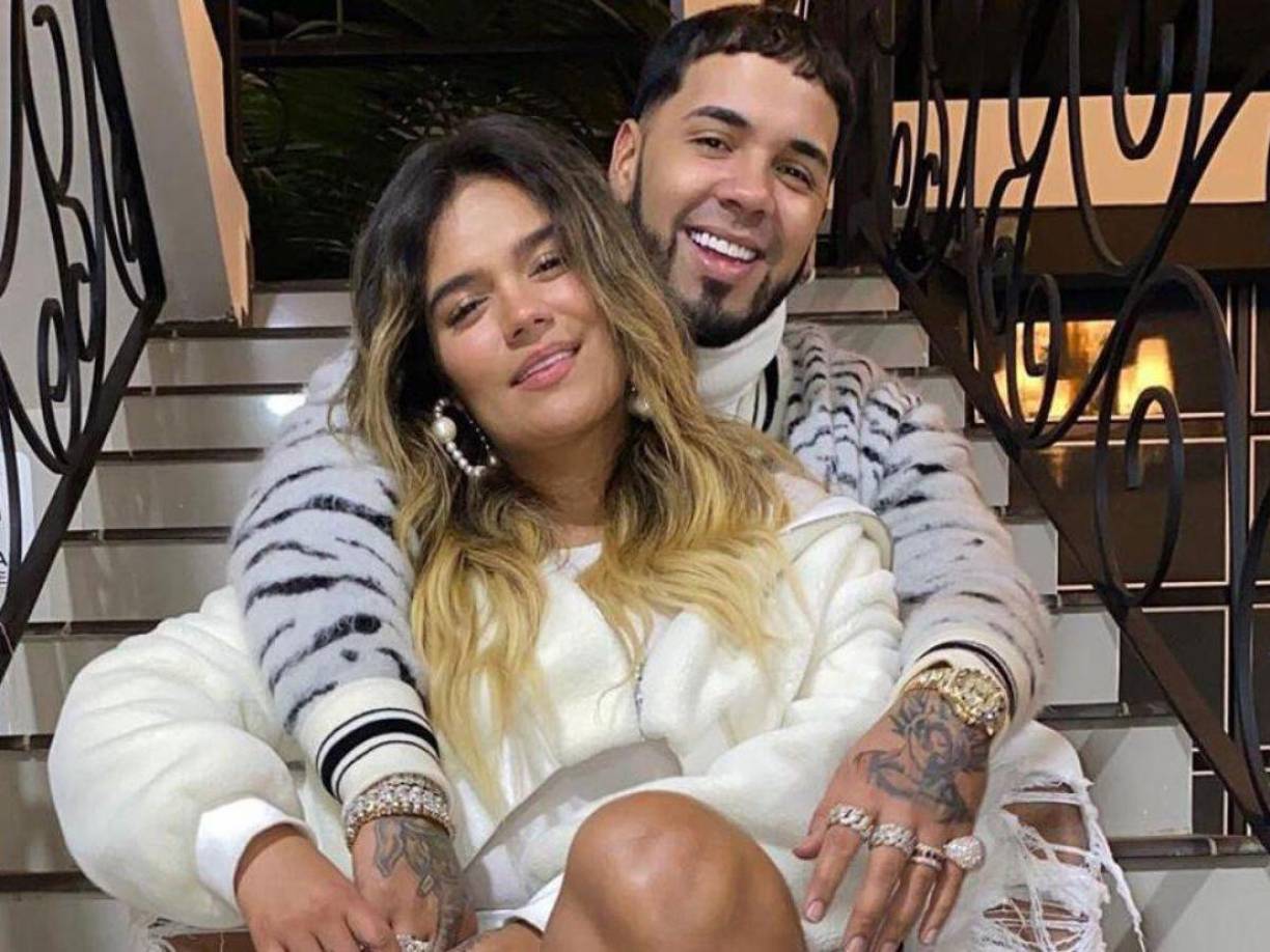 La ruptura entre Karol G y Anuel AA dio mucho de qué hablar en su tiempo, pues la colombiana externó su sentir en diversas canciones, donde dejó ver el vacío que dejó el cantante en ella; no obstante, nunca fue claro por qué de su ruptura.