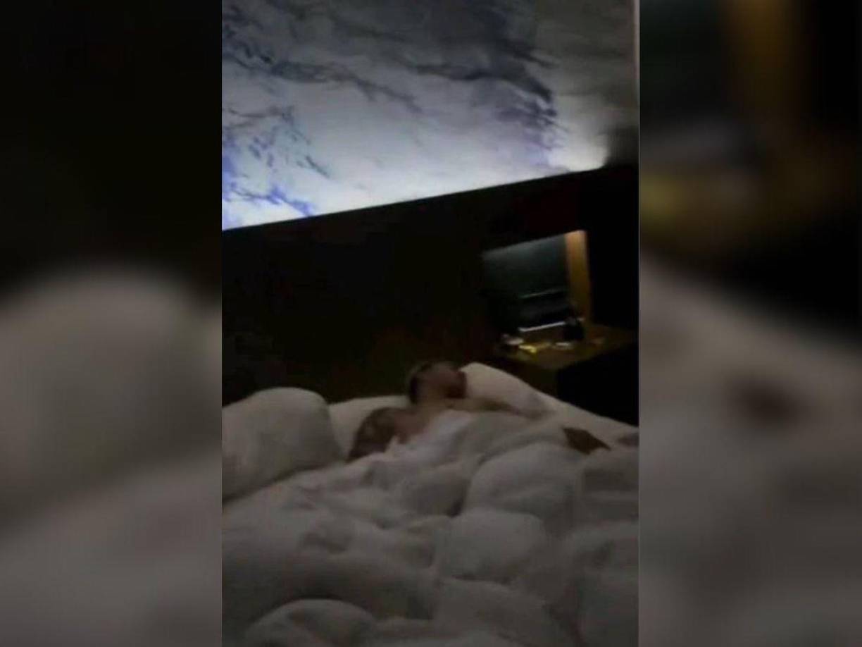 Desde que se filtró la fotografía de Juan de Dios Pantoja en la cama supuestamente junto a una mujer diferente a Kimberly Loaiza, muchas personas sospecharon que quizá estaban fingiendo la infidelidad para promocionar el lanzamiento de una canción —en este caso fue Mal hombre—, pero finalmente esto se comprobó en palabras de la propia creadora de contenido el 18 de diciembre.