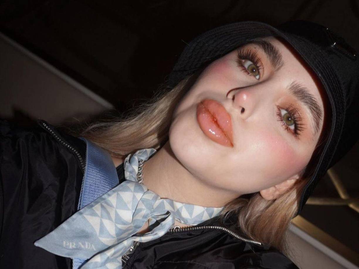 Se trata de Amely Nodal, que si bien nunca ha dado una declaración que confirme o desmienta el tipo de convivencia que tiene exactamente con Ángela Aguilar, sí ha dejado algunas pistas al aire.