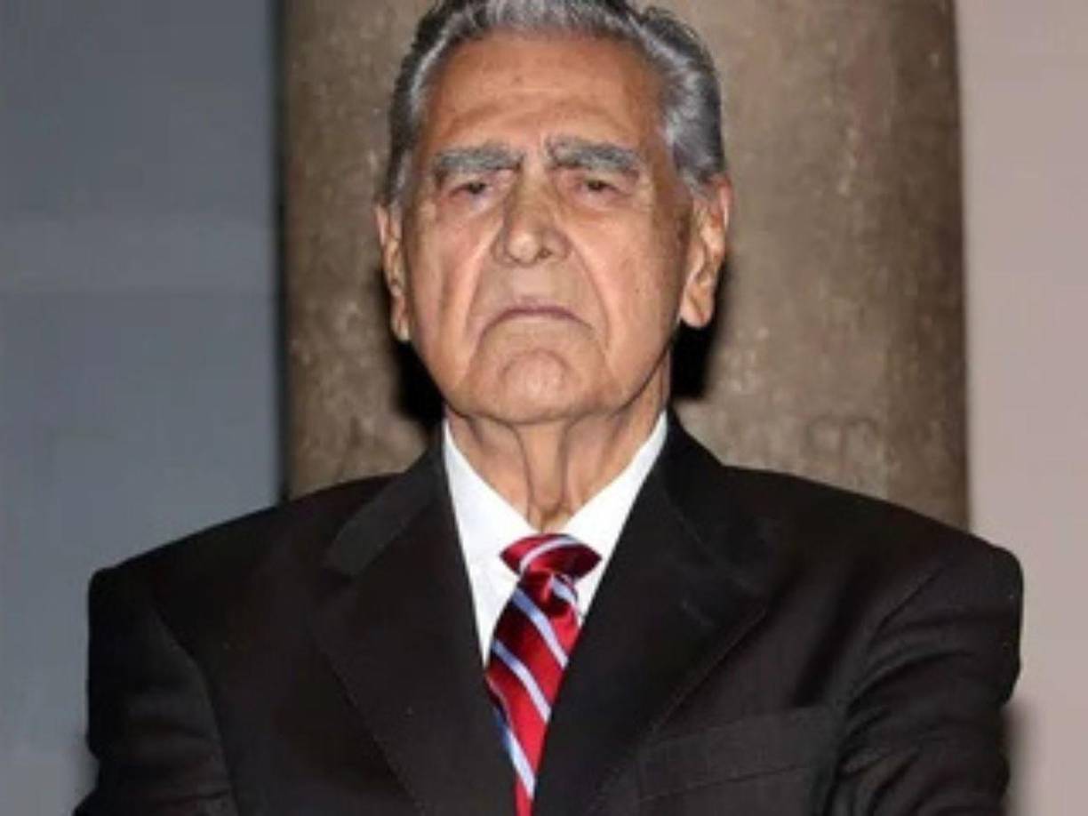 Sobre las causas, MedlinePlus es causada por daño a los vasos sanguíneos que irrigan la mácula. Este cambio también daña dicha mácula y existen dos tipos: DME seca y húmeda. La primera ocurre cuando los vasos sanguíneos bajo la mácula se vuelven delgados y frágiles, y en la segunda crecen nuevos vasos anormales y muy frágiles bajo la mácula. Estos vasos dejan escapar sangre y líquido y causa mayor parte de la pérdida de la visión.