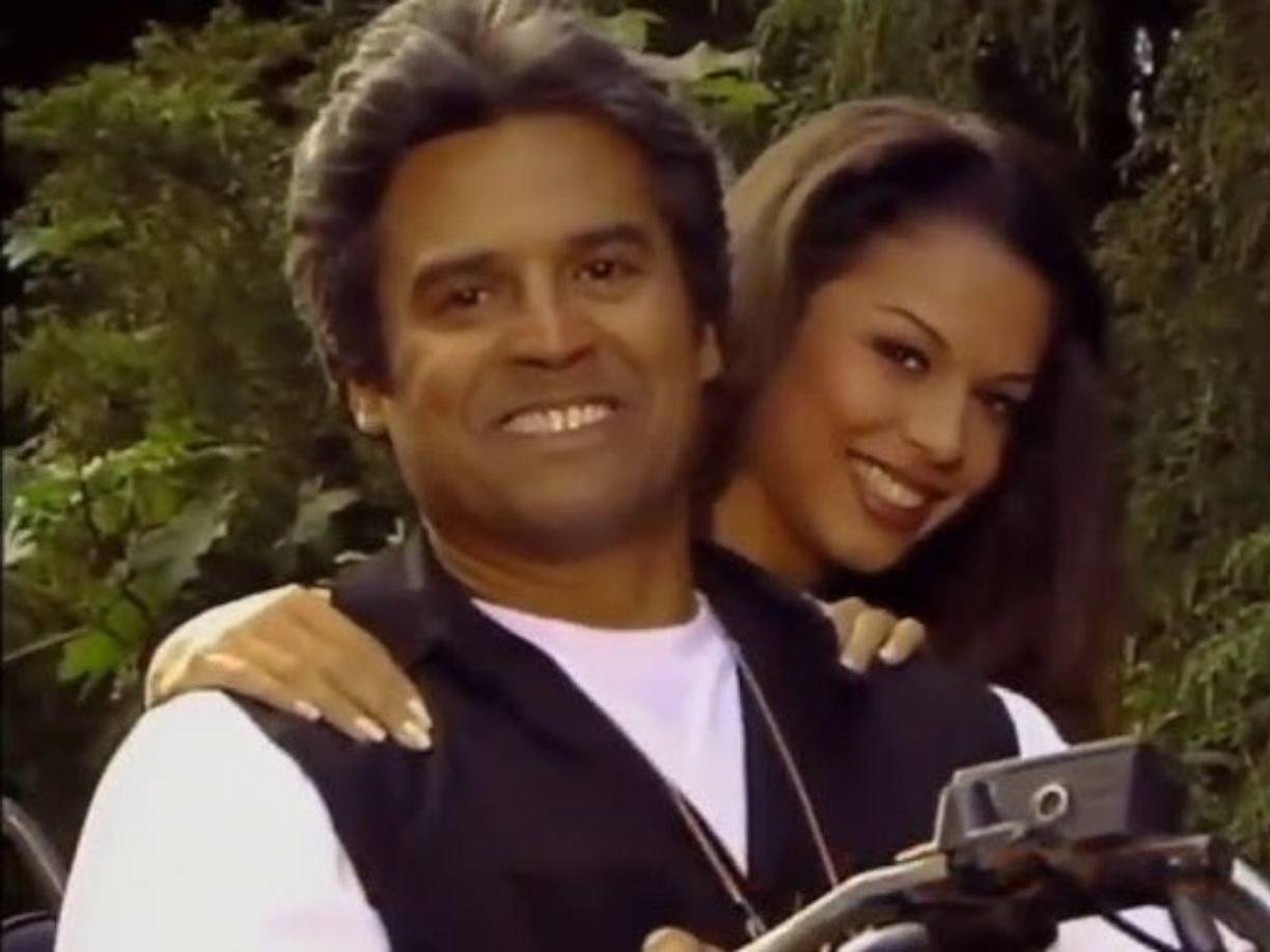 Estuvo protagonizada por Erik Estrada, Laura León y Biby Gaytán, con las participaciones antagónicas de Enrique Rocha, Claudio Báez, Luz María Jerez, Elizabeth Dupeyrón, María Clara Zurita, Lorena Herrera, Eduardo Liceaga y Rodrigo Vidal.