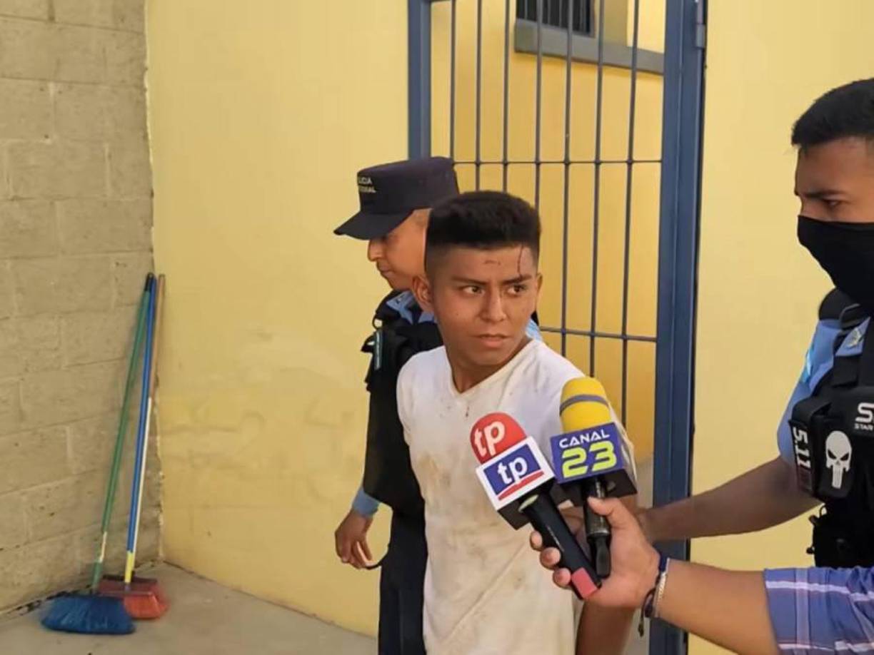 Uno de los sospechosos, identificado como Santos Santos, al ser abordado por el periodista de canal 23 de Yoro admitió su participación en el hecho criminal. El individuo confirmó que lo habían detenido “por matar a una mujer”. También dijo que lo hizo “porque era el enemigo”. Al ser consultado sobre las razones que tenía para perpetrar el hecho, el joven, visiblemente perturbado, no dudó en responder que su víctima “había matado a muchas personas”.