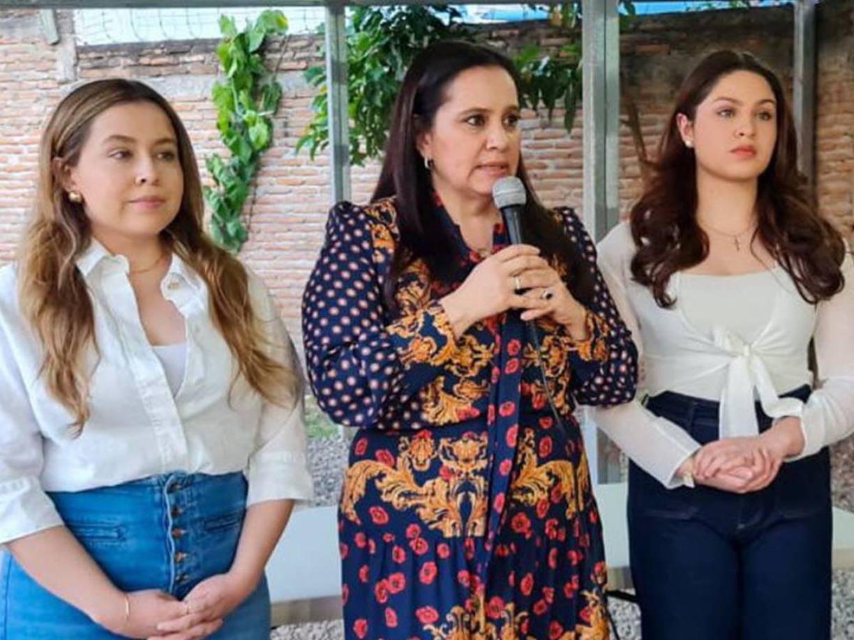 Pese a la evidencia presentada en el juicio, Ana García sostiene que su esposo fue injustamente sentenciado. Afirma que las acusaciones contra Juan Orlando se fundamentan en testimonios falsos de narcotraficantes confesos.