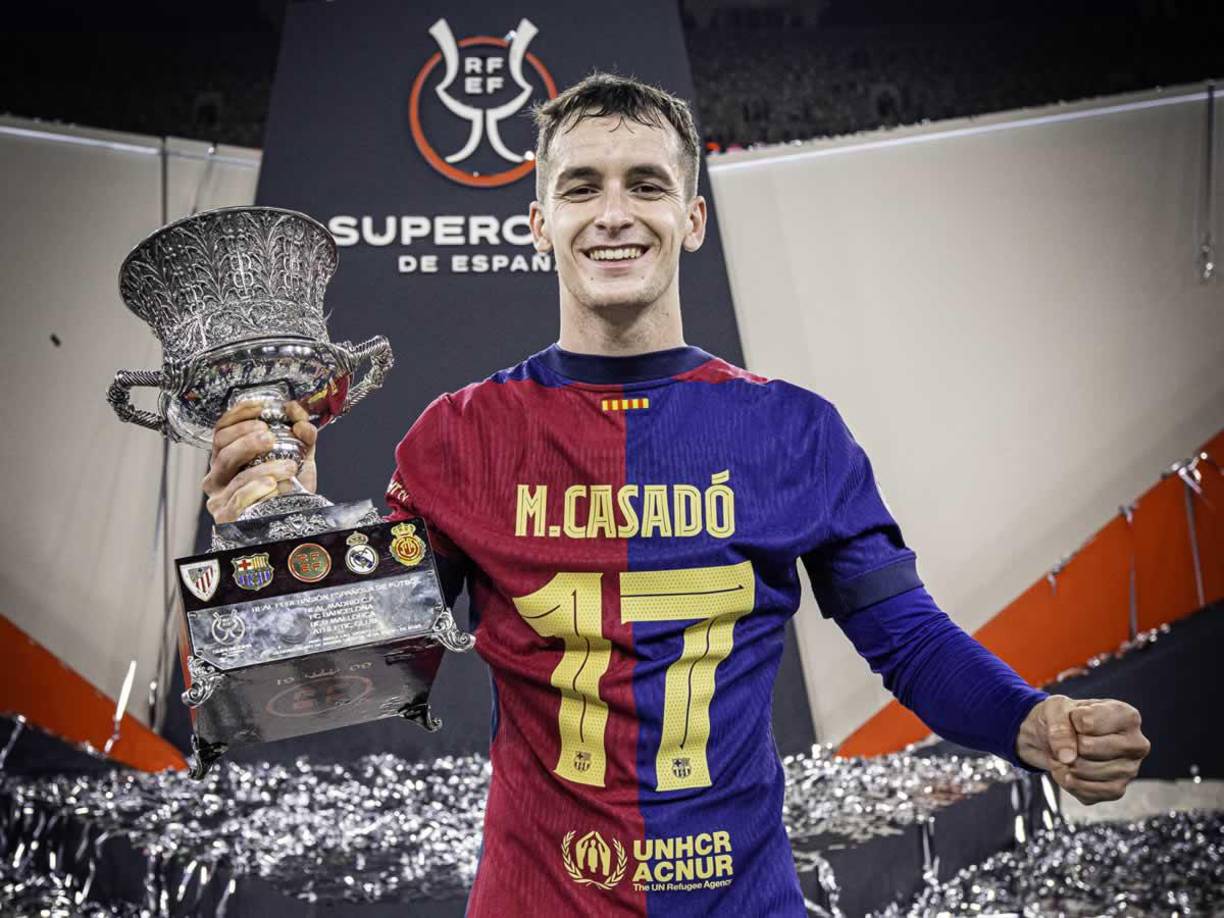 Marc Casadó posando muy feliz con el trofeo de la Supercopa de España.