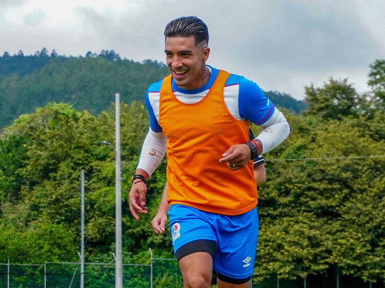 Michaell Chirinos - El futbolista hondureño seguirá ligado al Olimpia tras llegar a un acuerdo para su renovación por un año.