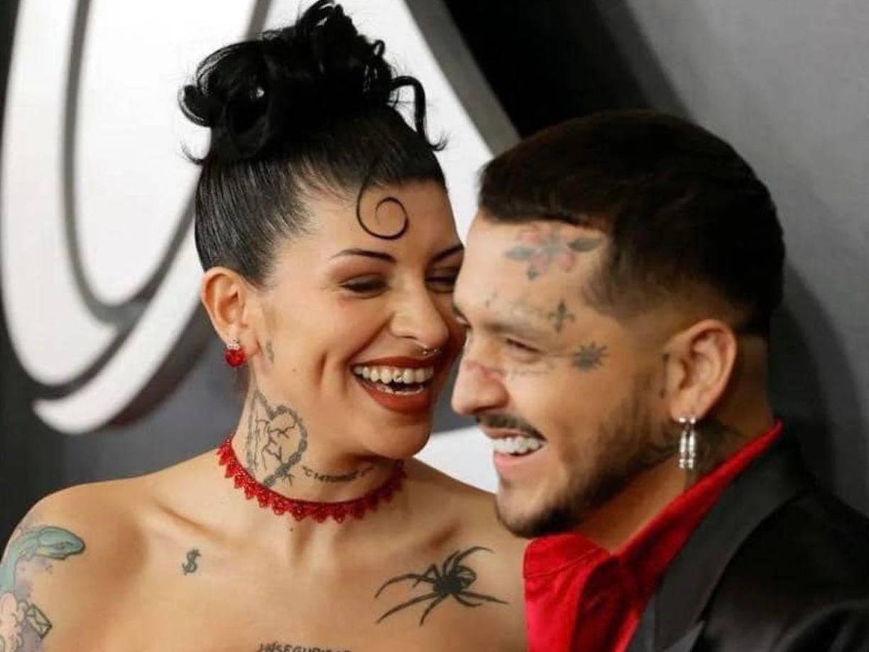 En los últimos días, Cazzu y Nodal no se han despegado pues en su reciente visita a México la cantante argentina recibió el apoyo de su novio en un evento, aunque él no se dejó ver en él pero más tarde dejó una foto con un corazón y una araña en el mismo lugar donde se encontraba su novia.