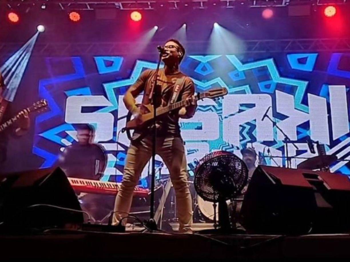 Ayres Sasaky ha muerto electrocutado durante una actuación en vivo este sábado, en Salinópolis, Pará, Brazil. Así lo confirmaron medios como Istoé Gente, The Sun yThe Mirror.