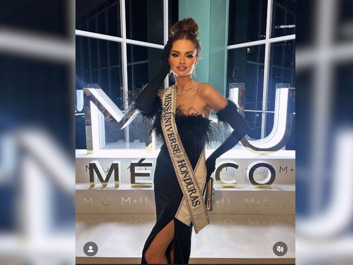 Para un evento en la noche, Stephanie Cam lució muy elegante con un vestido negro ajustado en su cuerpo con detalles de plumas y guantes.