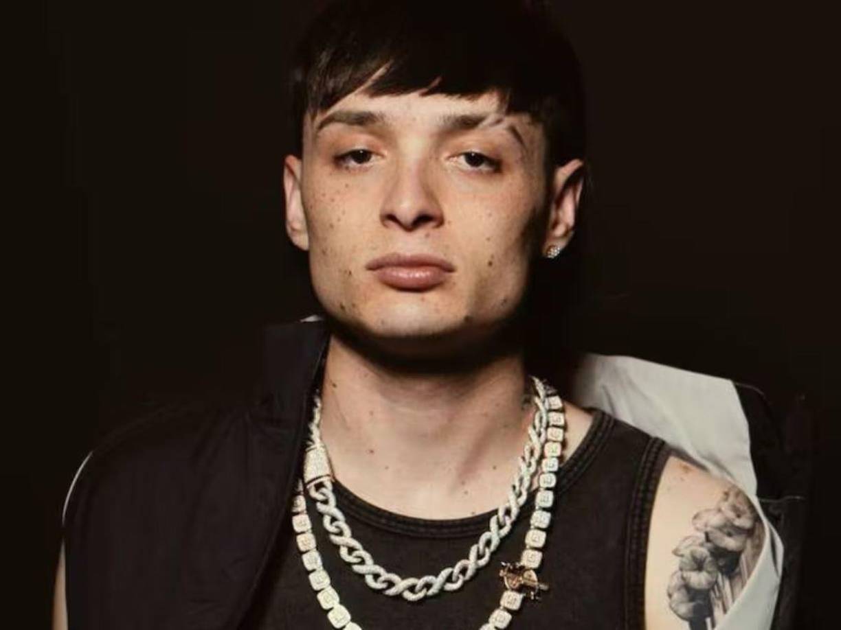 “Sigue derribando muros desde su irrupción hace dos años en el panorama musical gracias a su envidiable conexión con un devoto público que aprecia el nuevo giro que le ha proporcionado al regional mexicano”, escribieron los autores del listado.